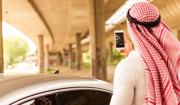 What is the UAE's smartphone penetration?